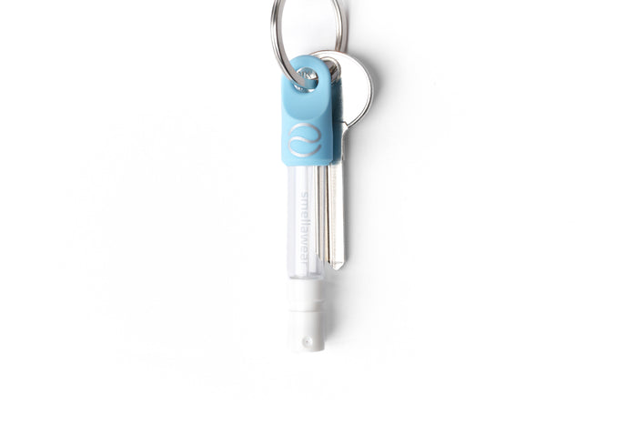 Smellawear Parfüm-Schlüsselanhänger Azura in Baby-Blau mit nachfüllbarer Flasche